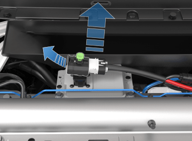 低压电池上方的连接器外壳，以及一个箭头，指示拉离电气连接器。
